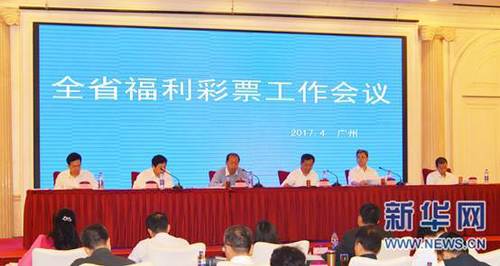 麦克（Carme Calvell 配音）是一个可爱而又机警的十二岁男孩，他的父亲斯科特（Toni Mora 配音）和祖父弗兰克（Camillo García 配音）都是宇航员，可是他们的辉煌成就早已耗费在漫长的时候大水里，成了被人们遗忘的幕后英雄。 一个险恶而又贪心的亿万财主将他的方针瞄准了月球上所储藏了丰硕的矿产资本，他想要经由过程登月来获得它们而且将美国曾